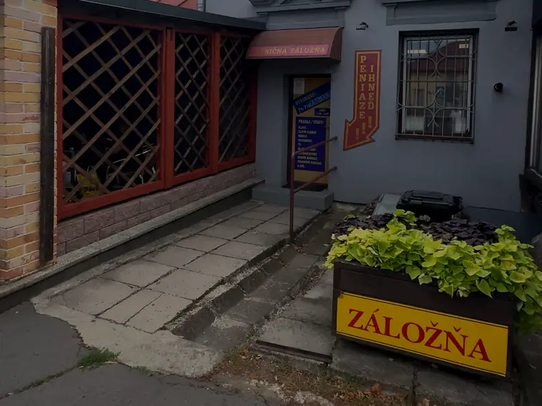 Entrance to Staničná Záložňa Albion at Kpt. Nálepku 41 in Lučenec